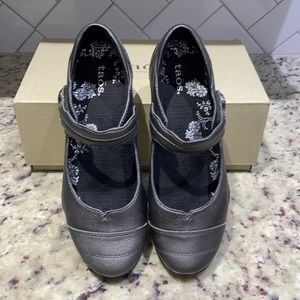 NIB Taos Footwear Applause Women’s Size 8